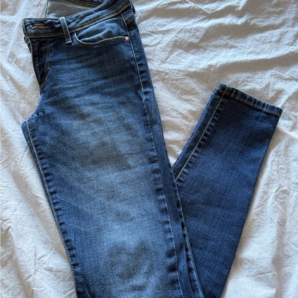 33.  GUESS | LOW RISE SKINNY JEANS